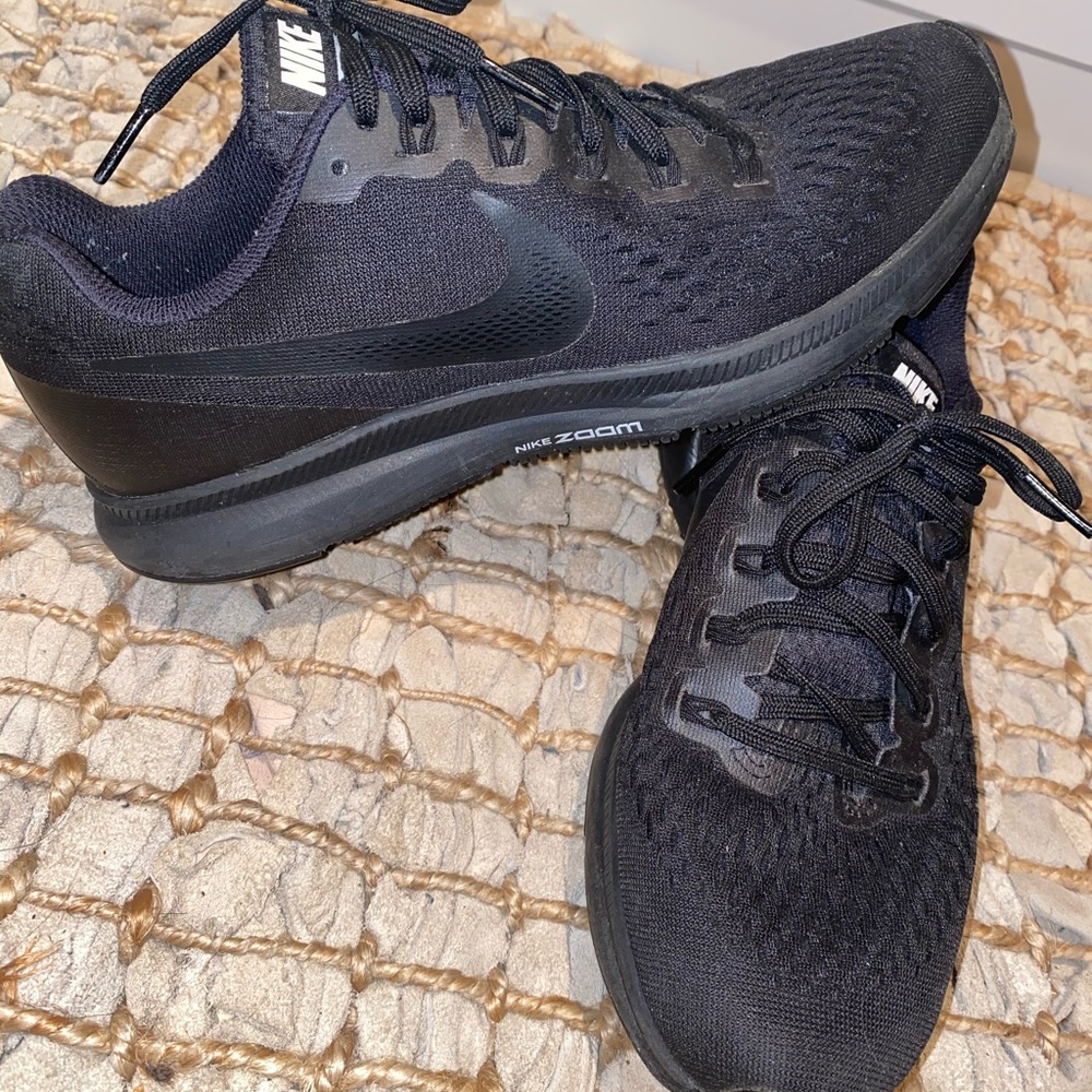 100% Authentic NIKE ZOOM black sneakers 🖤